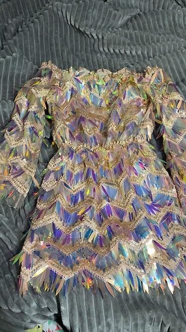 Blještava mini haljina sa šljokičastim perlama i iridescentnim