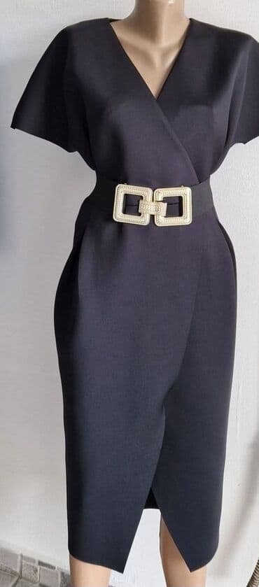 Swimwear: Elegantna crna midi haljina sa preklopom i dubokim V-izrezom. Model je — 2