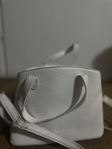 Ženska torba – bela, sa krokodil teksturom - Materijal: sintetička