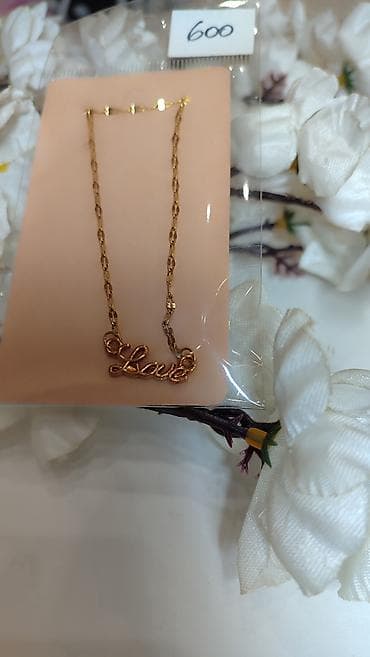 odelo deda mraza: Zlatno-tonirana ogrlica sa priveskom “Love”. - Materijal: modni nakit — 2