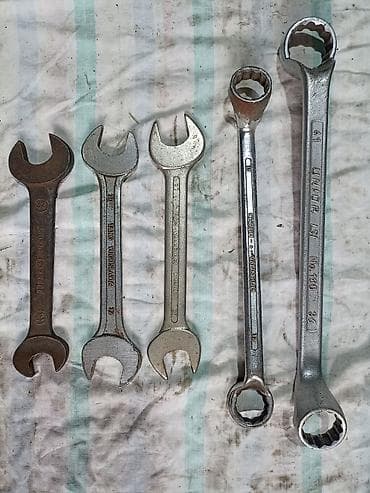 polovan alat: Ključevi sa slike,dva okasta 41/3632/30 viljuškasti dva 32/30 i — 1