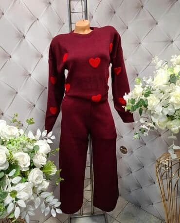 Majice i topovi: Ženski pleteni komplet – džemper i pantalone sa motivima - Model — 2