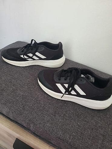 mantil i patike: Adidas patike za trčanje – crno‑bele - Model: Adidas (tri bele pruge — 2