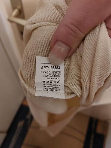 haljine secene ispod grudi: Elegantna asimetrična haljina u puder‑roze boji. - Kroj: uska silueta — 5