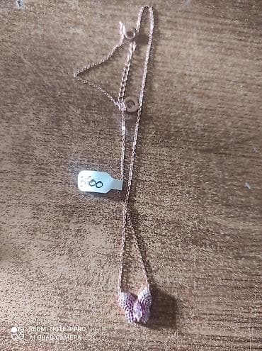 kutije za nakit: Ogrlica sa priveškom leptira - Materijal: lančić u tonovima roze — 1