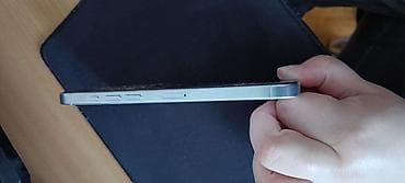 kamerice za snimanje: Apple iPhone 16 (serija Pro) – srebrna/bela boja, ravni ivice i — 4