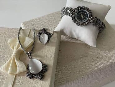 srebrni komplet nakita: Komplet nakita sa kutijom
Cena 2000din — 1