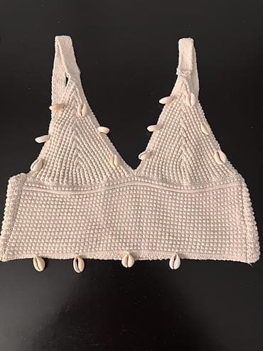 Ostalo: Savrsen krem top sa skoljkicama 
Velicina odgovara S/M velicini — 1