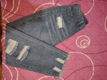 helanke sa visokim strukom: Ženske farmerke sa poderotinama i efektnim izbledelim detaljima. - — 3