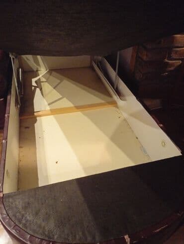 Kreveti: Ugaona kožna garnitura – bordo/burgundi boja. - Raspored: L‑oblik — 4