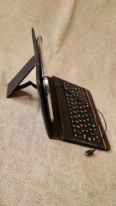 desktop ventilator: Kožna futrola sa ugrađenom žičnom tastaturom za tablet (oko 7–8 inča) — 1