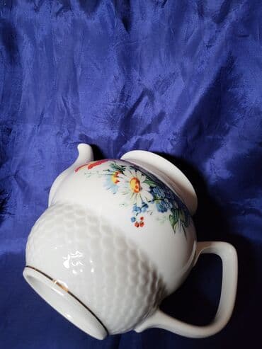bokal sa poklopcem: Bokal Zajecar porcelan 70te. Bokal je nov. na poklopcu nedostaje — 11