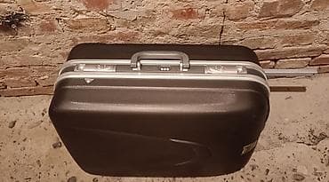 Kofer na prodaju, nedostaje drška ali ovako je ispravan.Otvara se i