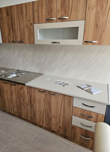 Kuhinja je od iverice dužine 2m gornji i donji delovi sa prohromskim