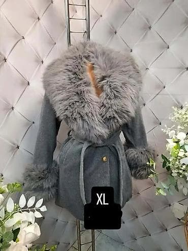 Ostala ženska odeća: Elegantan ženski kaput sa krznenim detaljima – veličina XL. - Boja — 1