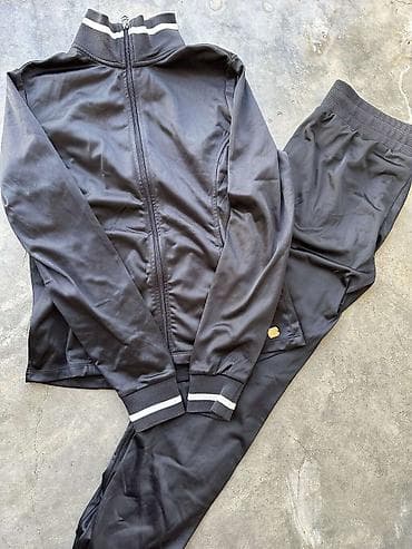 Crni komplet trenerke (gornji deo + donji deo) - Materijal: glatka na lalafo.rs Crni komplet trenerke (gornji deo + donji deo) - Materijal: glatka