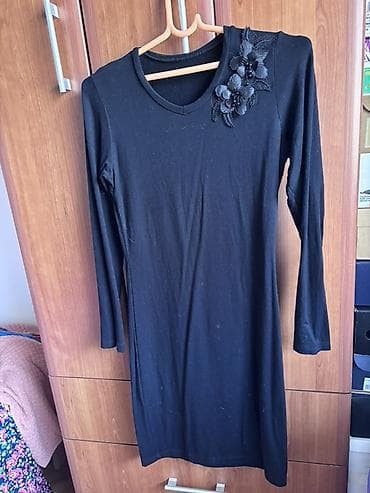 Women's Footwear: Crna haljina sa dugim rukavima i diskretnim V-izrezom. Jednobojni — 1