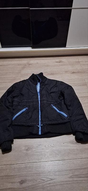 plave sandale: Kratka zimska jakna sa punjenjem, crne boje sa svetloplavim detaljima — 1