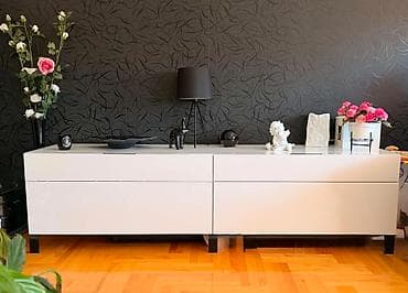 Skoro nova TV komoda. Dimenzije su: 200x51x55 centimetara. na lalafo.rs Skoro nova TV komoda. Dimenzije su: 200x51x55 centimetara.