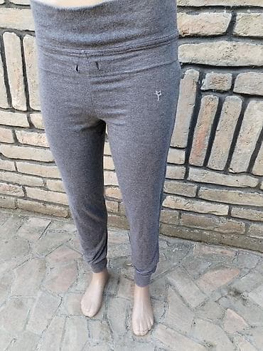 sive trenerke zenske: Primark ženska trenerka – veličina M - Boja: siva melanž - Model — 2