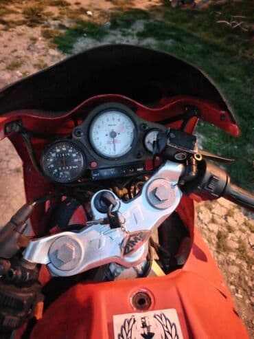 dimenzije guma za passat b6: Crveni sportski motocikl Aprilia, idealan za ljubitelje 125cc rotax — 3