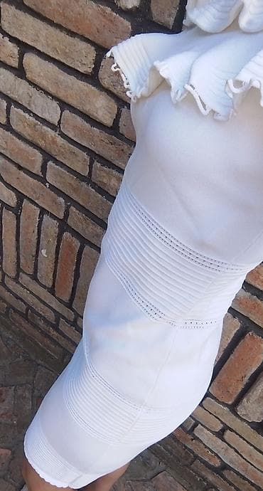 deichmann sandale na platforme: Bela ženska haljina veličine S, sa elegantnim volanima oko dekoltea — 5
