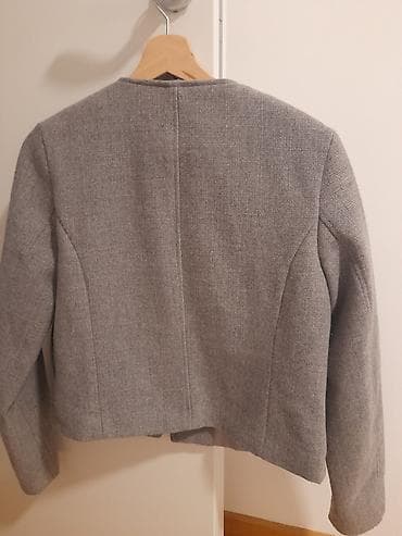 vogeli pantalone: Ženska kraća jakna/sako – siva Zara - Model: ravna silueta sa blago — 4