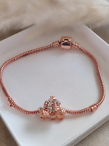 Narukvica u rose gold boji sa priveskom - Materijal: legura metala sa