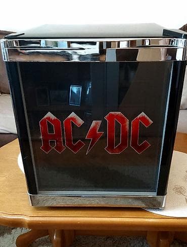 Mini frižider AC/DC Mini frižider AC/DC (AC DC) donešen iz Nemačke