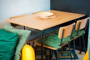 Sets of table and chairs: Cena seta: 9.995 RSD (moguća kupovina i odvojeno) Topao, skandinavski — 9