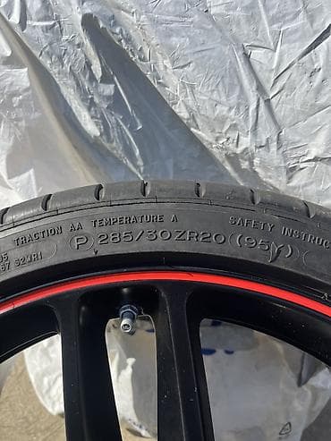 felne cena: Alu felna sa gumom – sportski dizajn, crna mat sa crvenim prstenom — 3