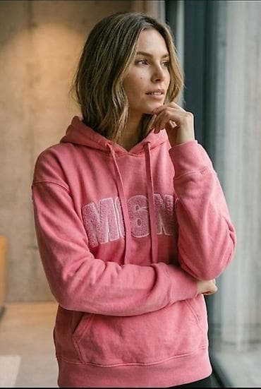 Ženska dukserica s kapuljačom u nežno ružičastoj boji. Model ima: -