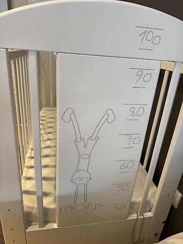 postolje za tv: Beli drveni krevetac za bebe sa točkićima - Materijal: lakirano drvo — 2