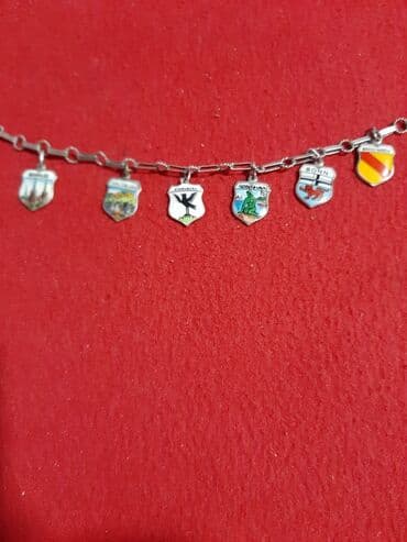 Narukvica stara srebrna 835 finoce sa srebrnim privescima na gradove