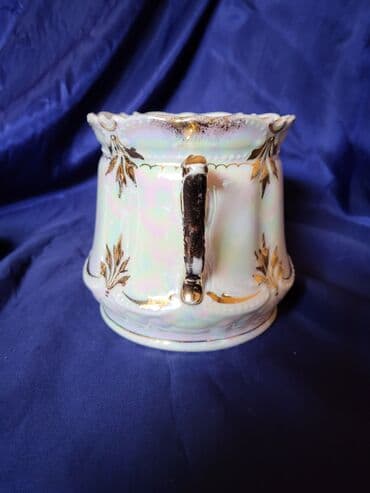zemljane posude: Bombonijera 1914 do 1918g. porcelan,sedef glazura. Bombonijera je — 10
