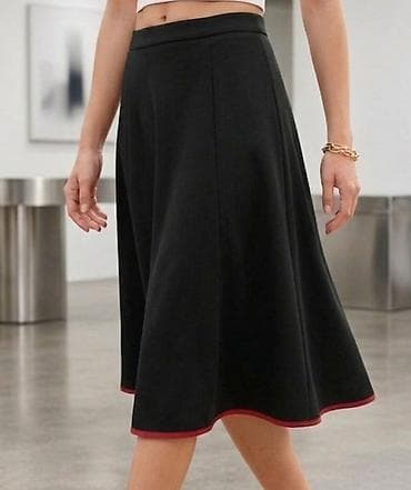 Crna ženska suknja A-kroja, dužine do kolena. Model sa visokim strukom