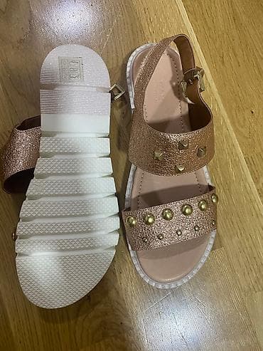 sandale bench: Sandale su potpuno nove Italijanske u broju 40, ali odgovaraju i 39 Ko — 4