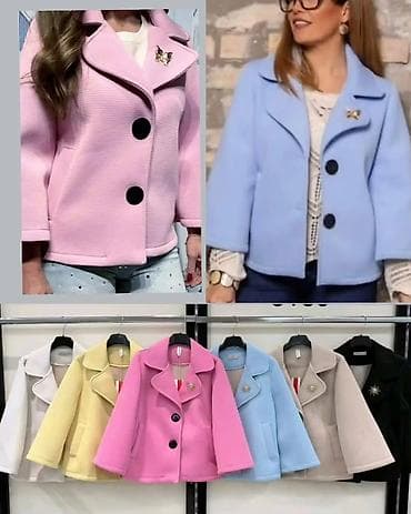 lila pantalone: Ženski kratki kaput/blejzer sa dva velika dugmeta i ukrasnom brošem — 2