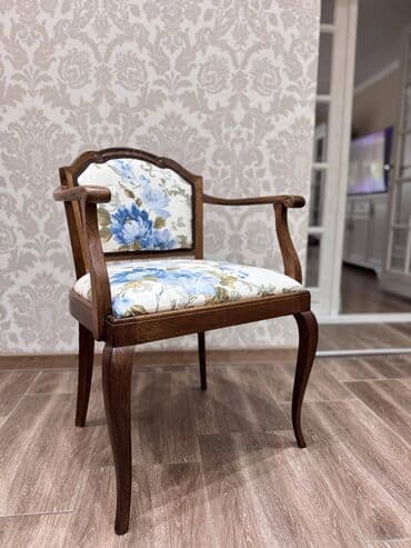 lidl tabure za decu: Elegantna fotelja sa drvenim ramom i tapaciranim sedištem i naslonom — 2