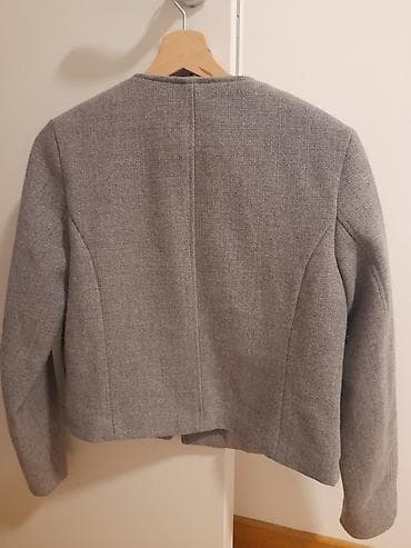 vogeli pantalone: Ženska kraća jakna/sako – siva Zara - Model: ravna silueta sa blago — 3