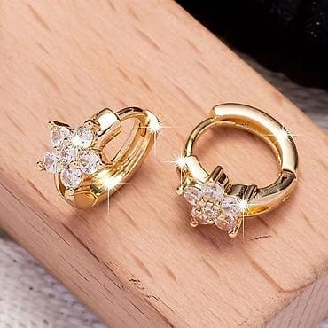 van cleef nakit cena: Zlatne minđuše alke sa cvetnim motivom od cirkona - Dizajn: sitne — 3