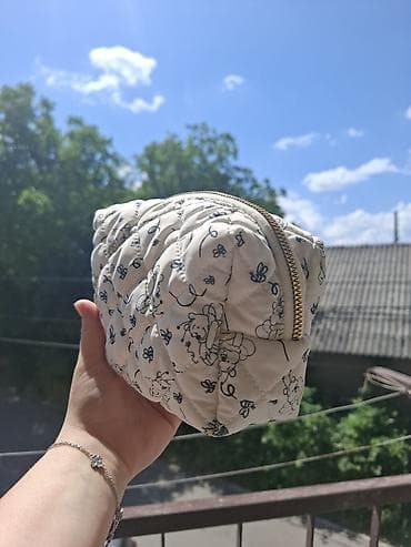 cena ove torbe: Prostrana kozmetička/neseser torbica sa rajsferšlusom - Materijal — 2