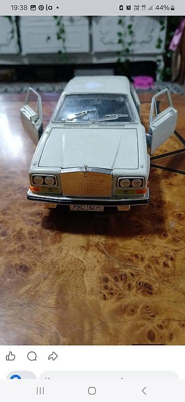 zlatni hari poter figurica: Kolekcionarski model automobila – klasični Rolls‑Royce u beloj boji - — 2