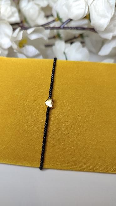 Modni rančevi: Elegantna narukvica sa sitnim crnim perlama i zlatnim priveškom u — 1