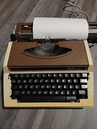 m8 retro konzola: Električna pisaća mašina Brother Electric 4612 - Tip — 5