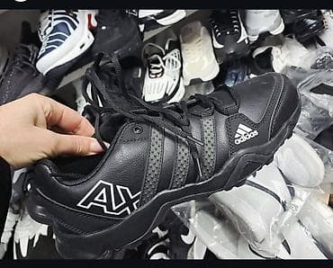 Sportske patike – crne, niskog profila, sa vezivanjem na pertle