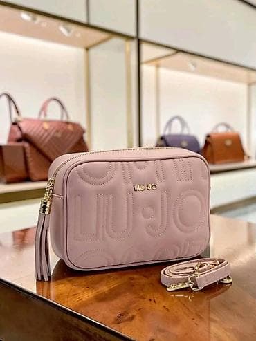liu jo crna torba: Liu Jo crossbody torba – model sa reljefnim monogramom - Kompaktna — 3