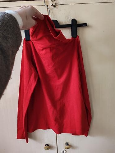 ofk beograd dres: Crvena dukserica s kapuljačom - Model: lagana dukserica s dugim — 2