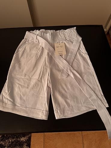 roxy ski pantalone: Bermude bele boje 
Savrsen materijal lagan
Odgovara S velicini
Novo — 1