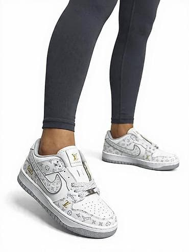 Patike niskog profila, bele boje sa sivim akcentima i monogram šarom